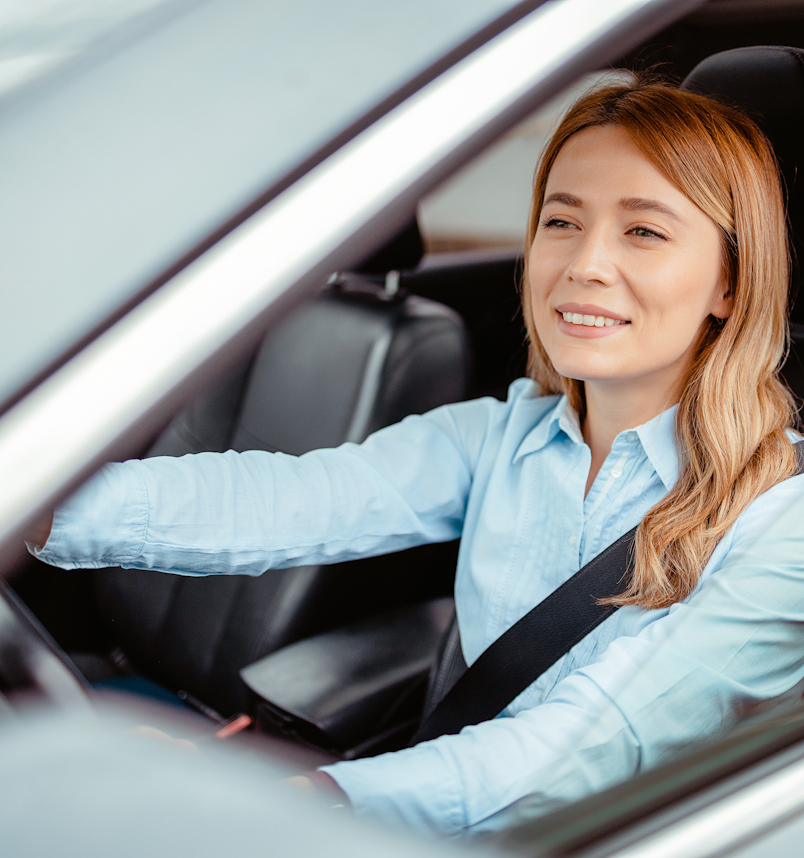 Vrouw in lease auto